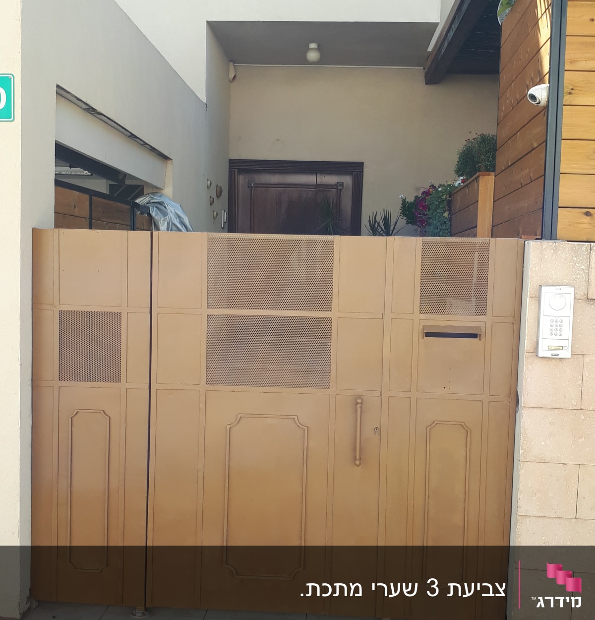 שער מתכת צבוע בצבע חום עם ידית